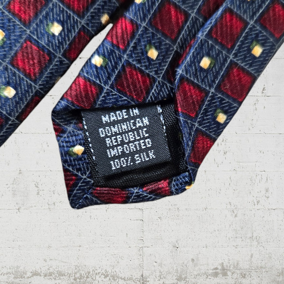 1990s Vintage Geoffrey Beene Silk Tie Red Gray Geometric Square Pattern 4" Wide - Picture 5 of 5